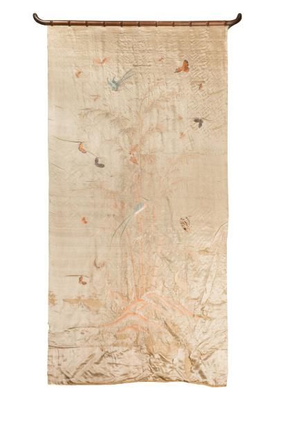 CHINE, Canton - XIXe siècle Trois grands panneaux en soie beige à décor brodé d'oiseaux...