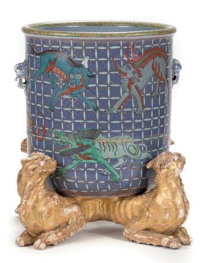 SAMSON Grande vasque en porcelaine de forme cylindrique à décor polychrome de chimères...