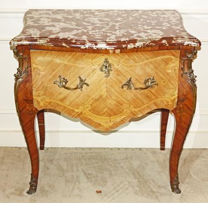 null Petite commode dite «perruquière», de forme galbée, en bois de placage marqueté...