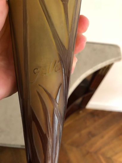 GALLE Vase balustre en verre multicouche à décor d’iris gravé en camée à l’acide.
Signé.
Haut....
