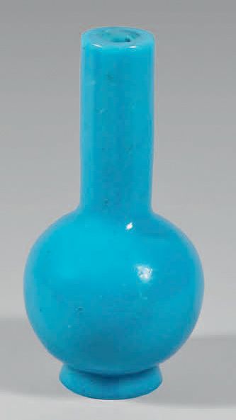 CHINE - époque Qianlong (1736-1795) Vase de forme bouteille en verre bleu turquoise...