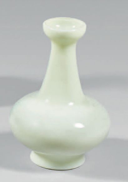 CHINE - époque Qianlong (1736-1795) Vase balustre à col évasé en verre blanc céladonné...