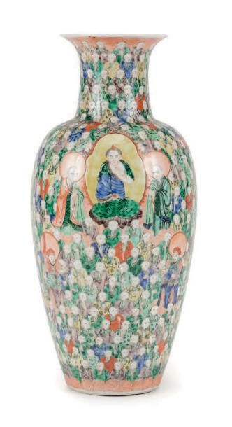 CHINE - XIXe siècle Vase de forme balustre à col évasé en porcelaine émaillée polychrome...