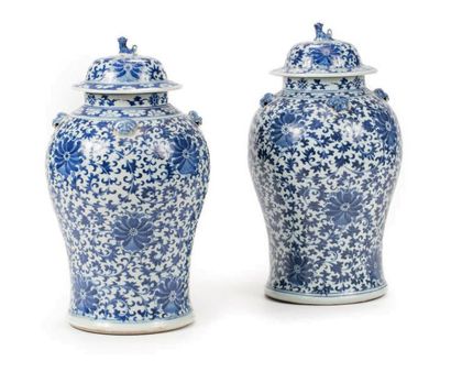 CHINE - Début XXe siècle Paire de potiches de forme balustre et couvertes en porcelaine...