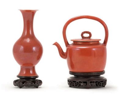 CHINE - XIXe siècle Verseuse et vase balustre en porcelaine émaillée corail.
(Fêlure...