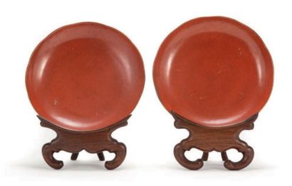 CHINE - Époque DAOGUANG (1821-1850) Paire de coupelles en porcelaine émaillée corail.
Marque...