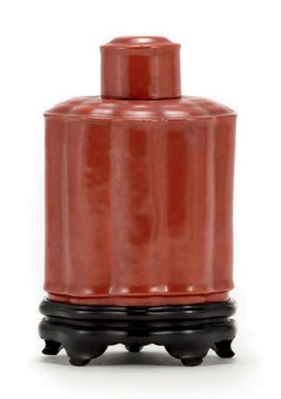 CHINE - XIXe siècle Flacon de forme polylobée en porcelaine émaillée rouge.
Haut.:...