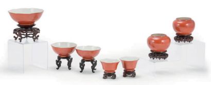 CHINE - XIXe siècle Ensemble comprenant une paire de petits pots balustres, une paire...