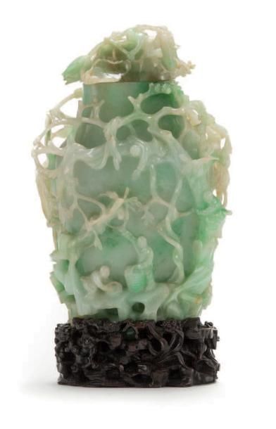 CHINE - XIXe siècle Vase couvert en jadéite vert pomme et céladon à décor en relief...