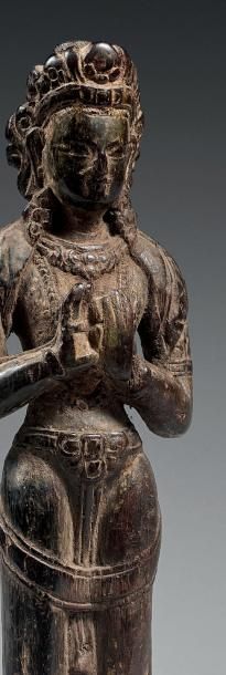NEPAL - XVIIe siècle Statuette de Maitreya debout en bois à traces de dorure, les...