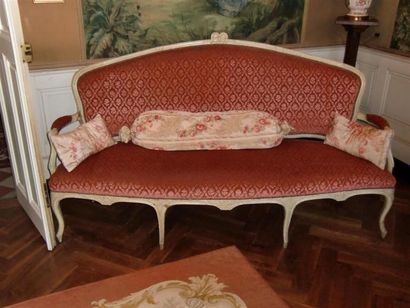 null Grand canapé en bois rechampi crème posant sur huit pieds .
Epoque Louis XV...