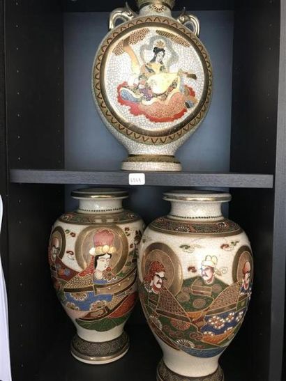 null Ensemble de deux vases en porcelaine de Canton a décor poluchrome de personnages;
on...