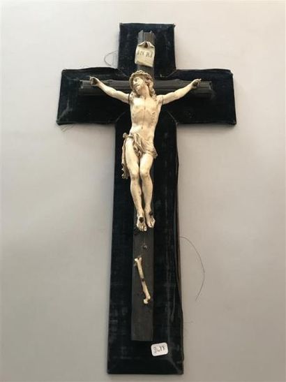 null Christ en croix en ivoire finement sculpté, sur une croix en satin noir
Dim°...