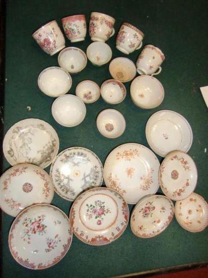 null Lot en porcelaine de la Compagnie des Indes comprenant :
Cinq tasses, neuf petites...