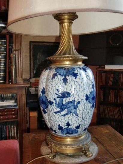 null Une lampe en porcelaine bleu et blanc polylobée , monture bronze doré.
H. 48...