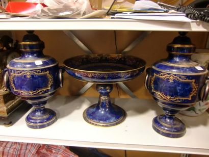 null Garniture de cheminée en porcelaine de Sèvres bleue et doré, comprenant :
Une...