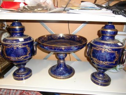null Garniture de cheminée en porcelaine de Sèvres bleue et doré, comprenant :
Une...