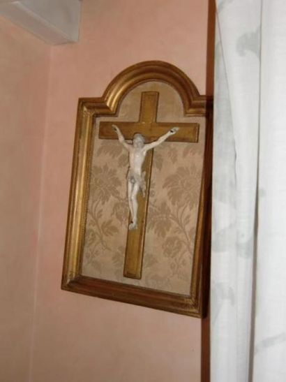 null Crucifix en ivoire sur croix en bois doré sur fond de soierie florale.
XIXe		
H....