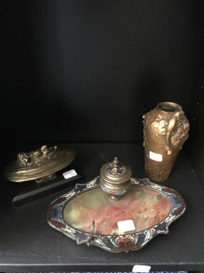 null Petit vase en bronze doré, édition LOUCHET, à décor de noisettes , feuillage...