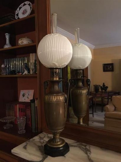 null Paire de vases en laiton doré patiné monté en lampe à huile.
Base en marbre
Style...