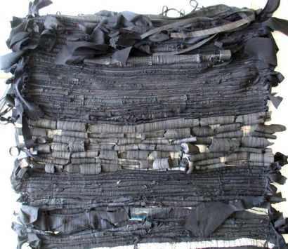  Joël ANDRIANAMEARISOA (1977) Composition Tissu, charbon de bois, objets métalliques...