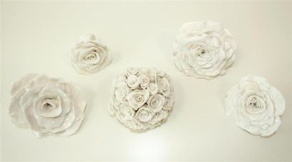 null Myriam ABBAD
Lot de cinq roses en porcelaine blanche
10x9x7cm par fleur