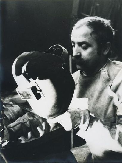 null Franco CIANETTI (1932-2013). Le sculpteur César (1921-1998) au travail, à Villetaneuse,...