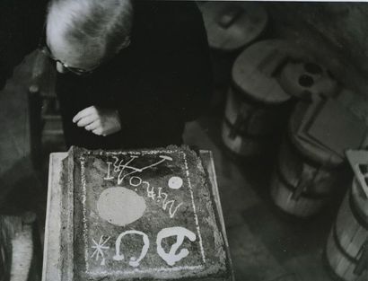 null Franco CIANETTI (1932-2013). Joan Miro (1893-1983) concevant une céramique pour...