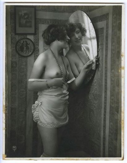 null Studio P.C. Femme au miroir, vers 1930. Tirage argentique d'époque, 22 x 16,7...