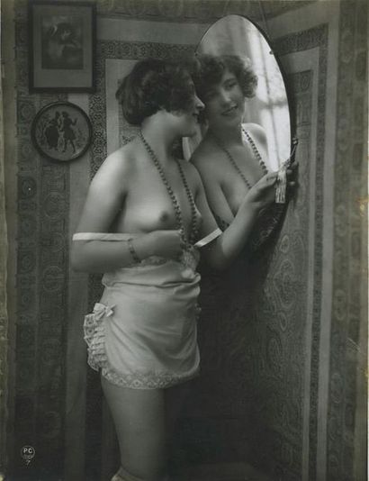 null Studio P.C. Femme au miroir, vers 1930. Tirage argentique d'époque, 22 x 16,7...