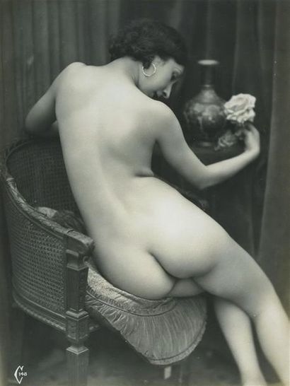 null Studio CORONA. Femme à la rose, vers 1930. Tirage argentique d'époque, 21,7...