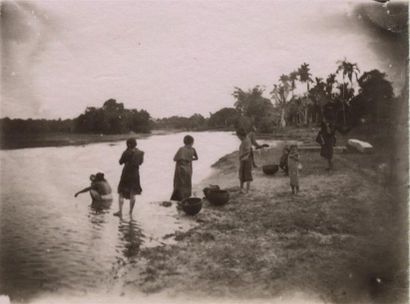 null Photographe non identifié. Indochine, dix-sept photographies (17) vers 1880-1890....