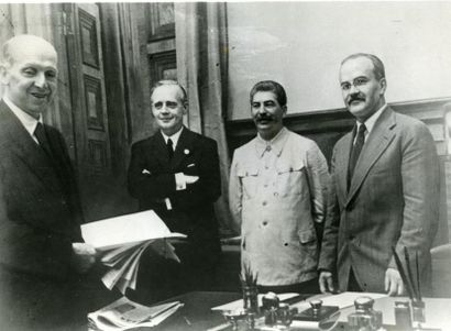 null Pacte Germano-Soviétique, 23 août 1939. Staline, Ribbentrop et Molotov lors...