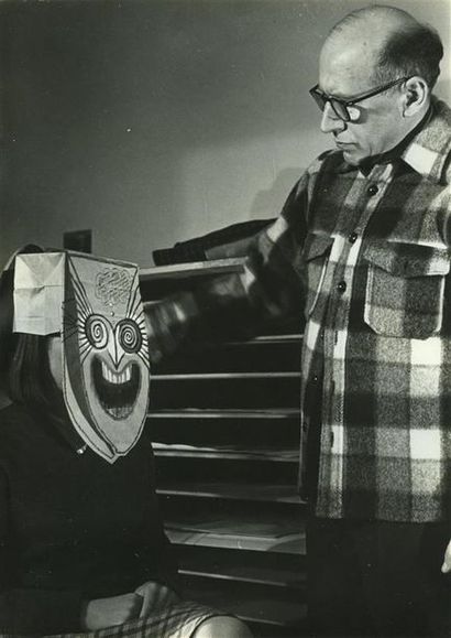 null Franco CIANETTI (1932-2013). Saul Steinberg (1914-1999) montrant un de ses masques,...