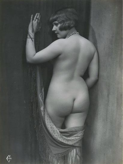 null Studio CORONA. Femme au châle vers 1930. Tirage argentique d'époque, 21,9 x...