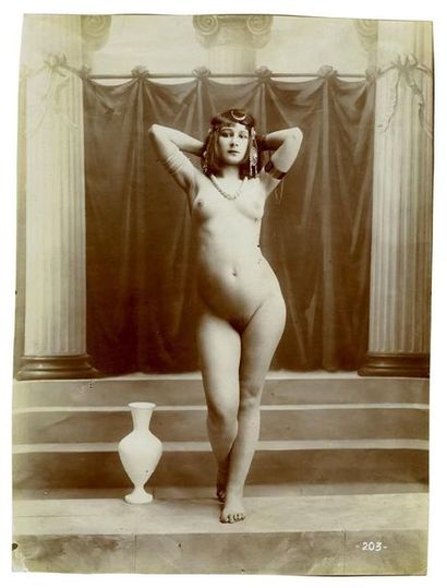 null Photographe non identifié. Nu féminin à l'antique, vers 1900. Tirage argentique...