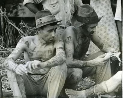 null Tatouage de bagnards, 1938. Photographie à Port-of-Spain de deux évadés de l'île...