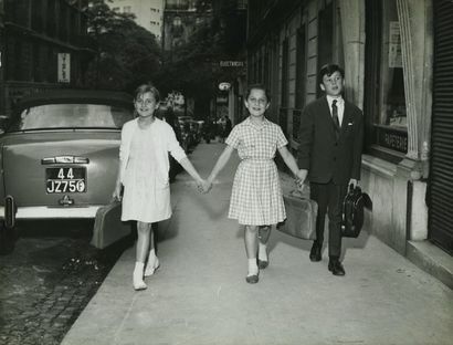 null 
ENFANTS. Trois photographies, 1940-1960. Tirages argentiques d’époque, autour...