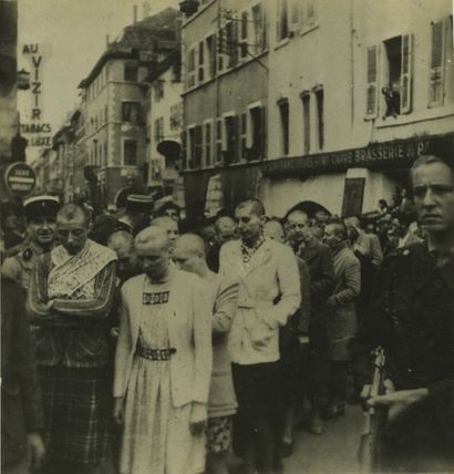 null Deuxième Guerre Mondiale. Femmes tondues vraisemblablement Paris, 1944. Deux...