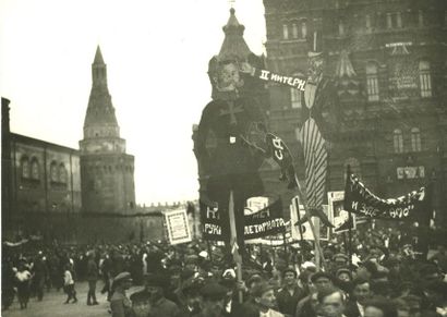 null MOSCOU 1er Mai. Fête à Moscou, 1925. Tirage argentique d’époque, 11,6 x 16,1...