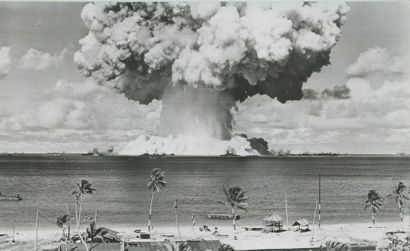 null Photographe non identifié. Deux photographies d’explosions atomiques, atoll...
