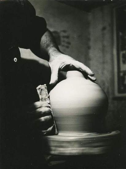 null Joan Gardi Artigas (né en 1938), ses mains façonnant un vase, vers 1963. Tirage...