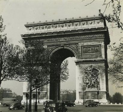 null Franco CIANETTI (1932-2013). Paris, rue de Seine, la marchande de cerises, 1955....