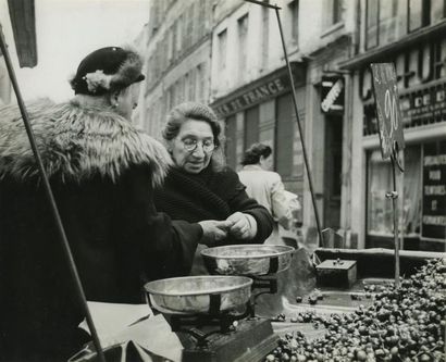 null Franco CIANETTI (1932-2013). Paris, rue de Seine, la marchande de cerises, 1955....