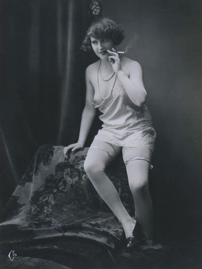 null Studio CORONA. Femme à la cigarette, vers 1930. Tirage argentique d'époque,...