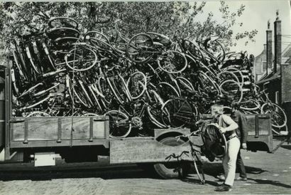 null Franco CIANETTI (1932-2013). Le ramasseur de bicyclettes, vers 1965. Tirage...