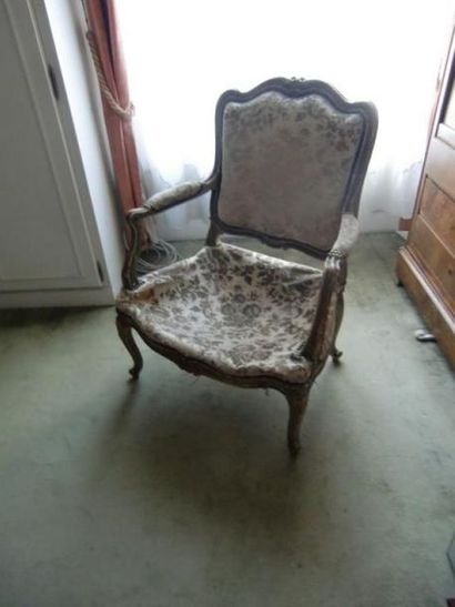 null Une paire de fauteuils d'époque Louis XV (accidents et assise enfoncée de l...