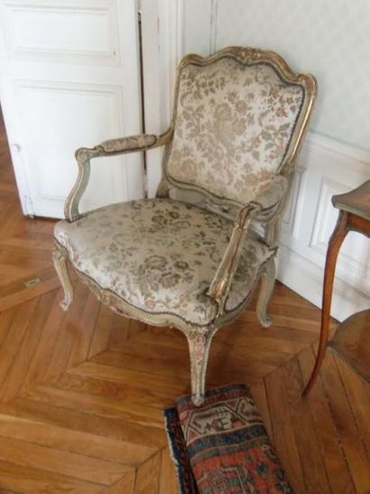 null Une paire de fauteuils d'époque Louis XV (accidents et assise enfoncée de l...