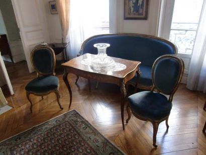 null Canapé et deux chaises en bois doré de style Louis XV. Velours bleu. 
(petits...