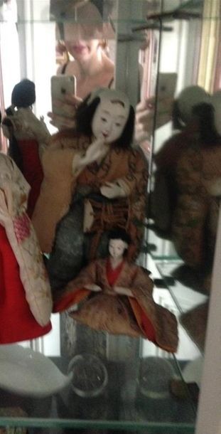 null Deux poupées japonnaises 
